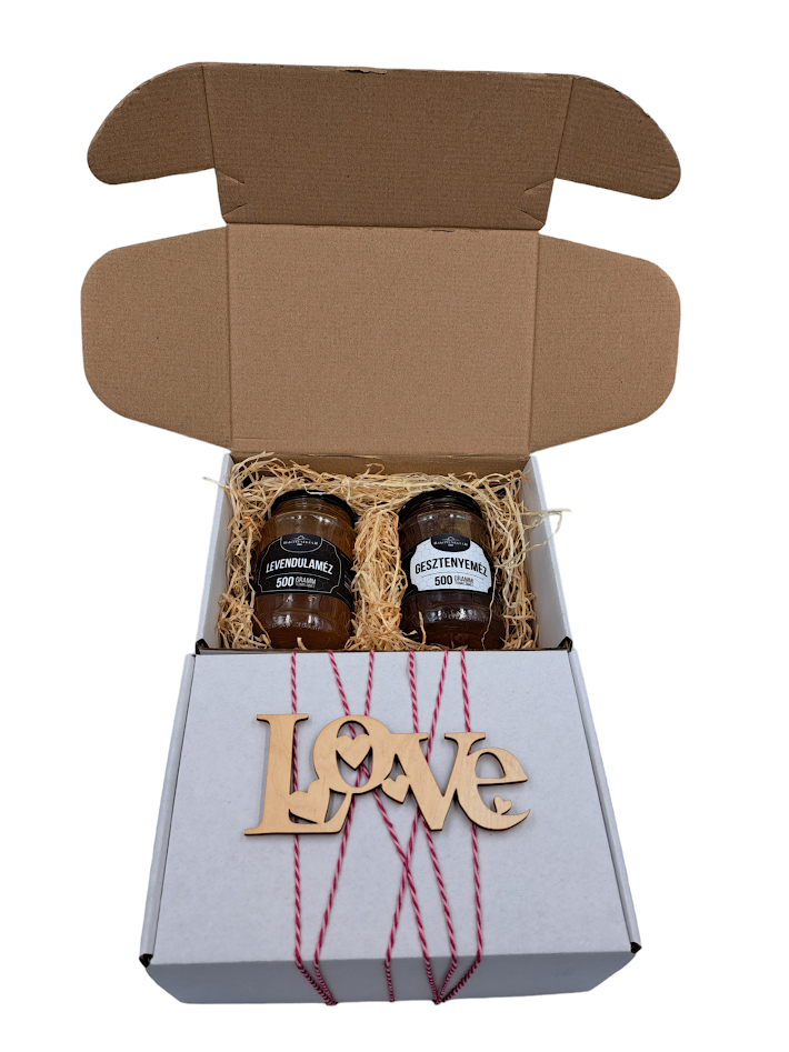 Mézes ajándékcsomag 2 db 500 g-os méznek nem csak Valentin Napra Love felirattal, zsinór dekorral