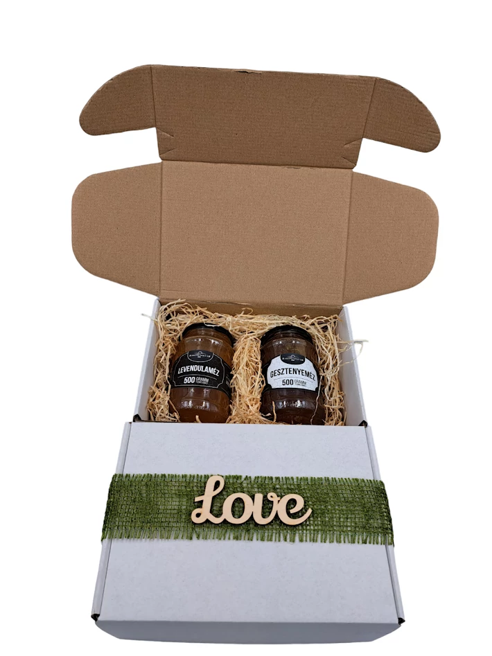 Mézes ajándékcsomag 2 db 500 g-os méznek nem csak Valentin Napra Love felirattal, zöld juta dekorral