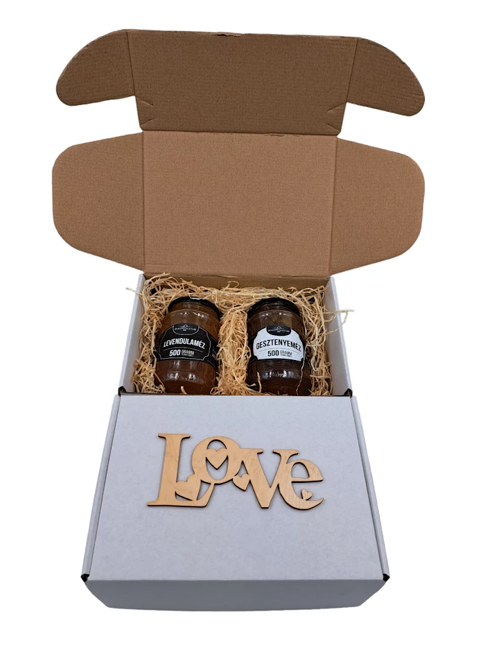 Mézes ajándékcsomag 2 db 500 g-os méznek nem csak Valentin Napra Love felirattal