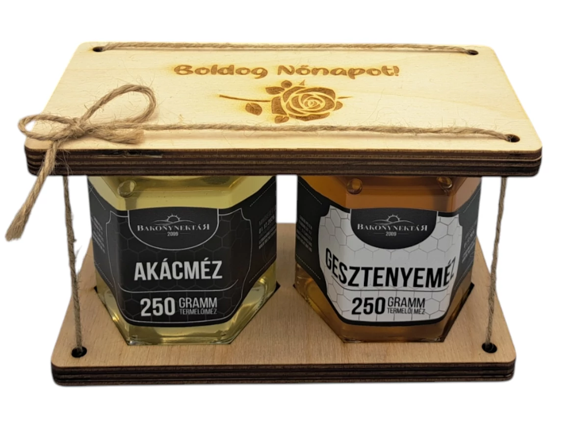 Ajándékcsomagolás Boldog Nőnapot felirattal és rózsával